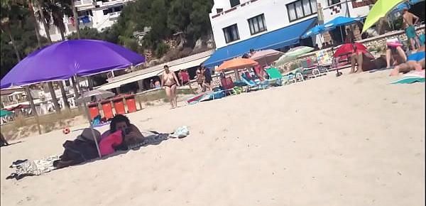  Voyeur filme une femme topless avec des énormes loches sur la plage